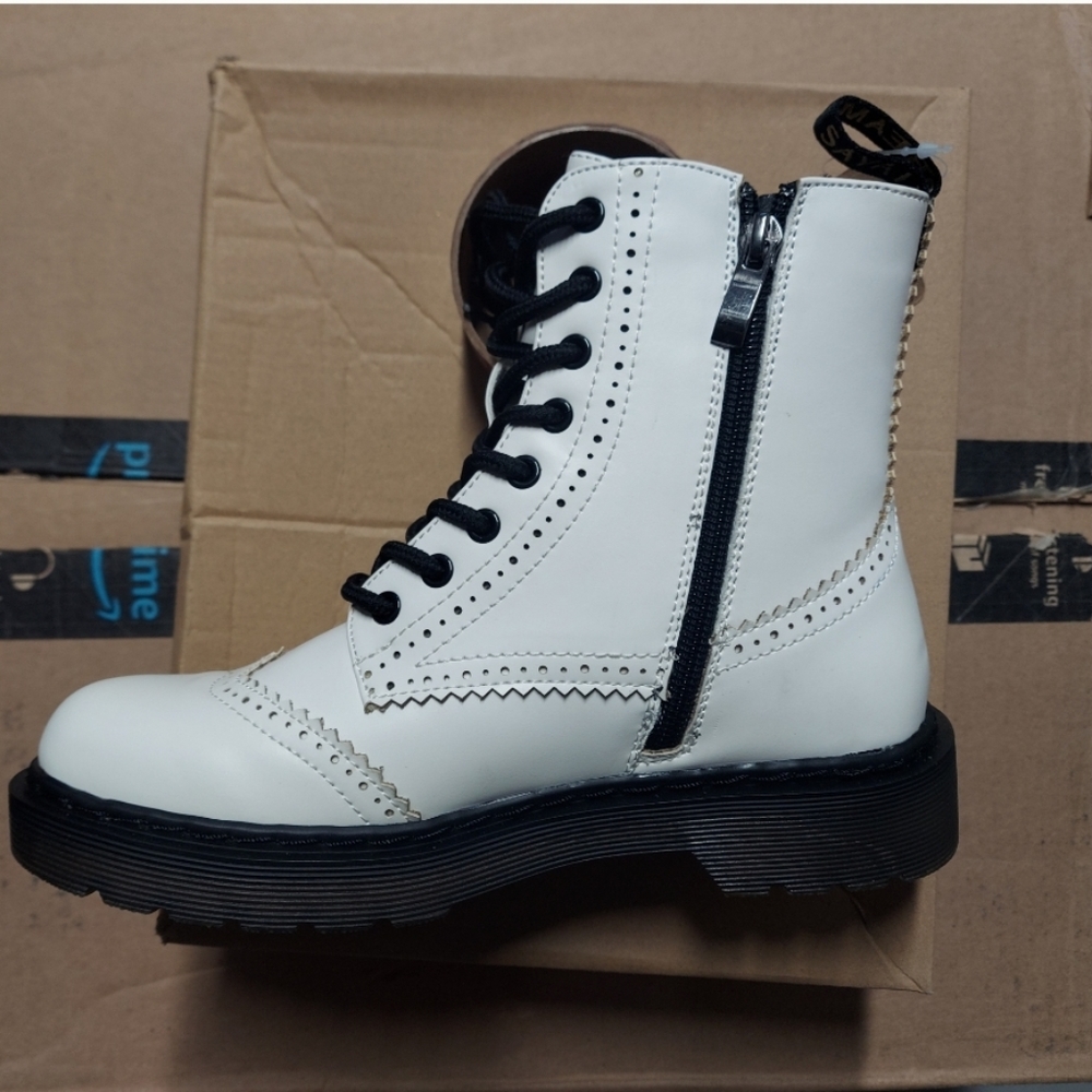 Classic combat boot with chunky lug sole and branded heel pull tab - Picture 3 of 4